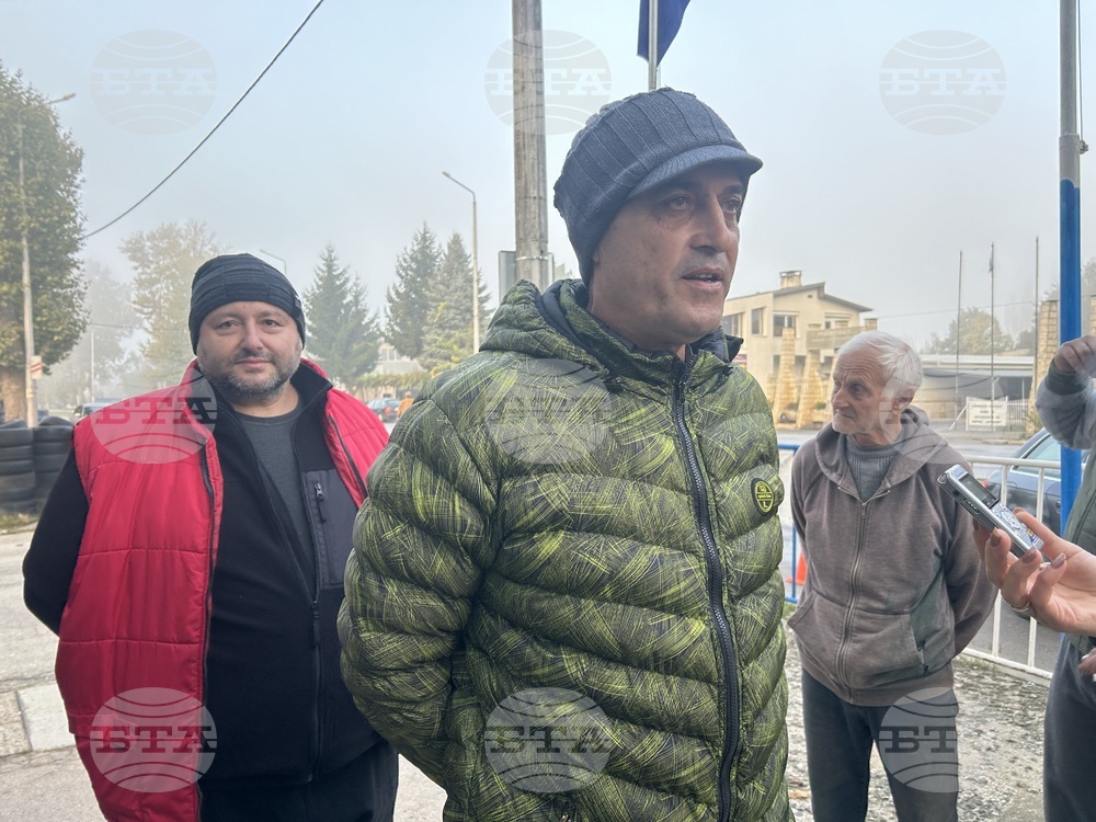Жители на добричкото село Опанец се събраха пред сградата на ВиК-Добрич заради недостиг на водата