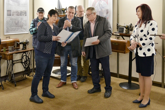 Община Сливен: Колекционер на стари шевни машини откри изложба и ги дари на Националния музей на текстилната индустрия в Сливен