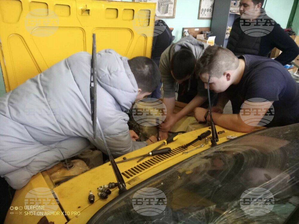 Ученици от гимназията по транспорт в Бургас възстановяват ретроавтомобил на 50 години
