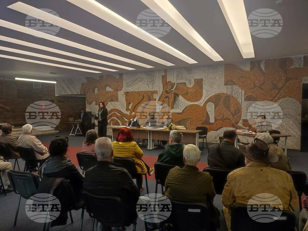 Сливенският писател Деньо Денев представи новата си стихосбирка „Зимна бреза“