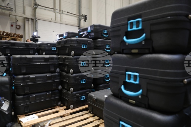 ЦИК изпрати запитване за какво са на "Сиела Норма" 40 лопати при инсталиране на машините, от фирмата отговарят, че става въпрос за лаптопи