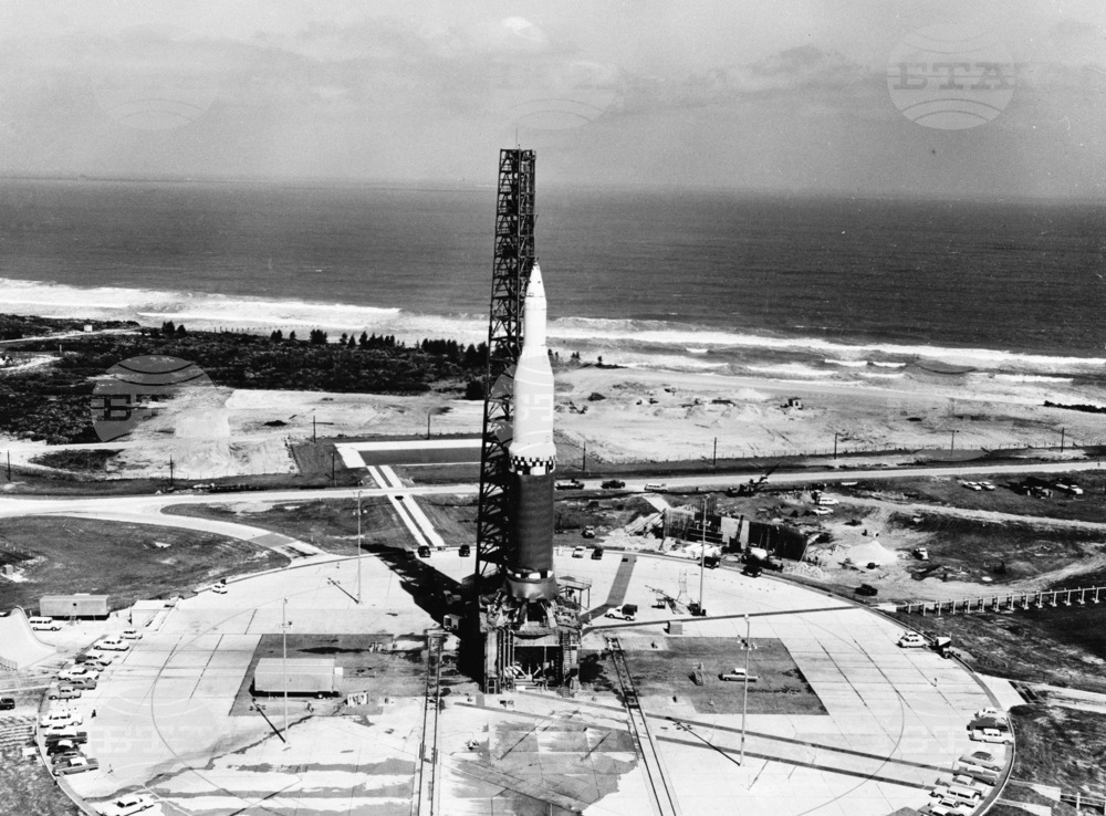 На 27 октомври 1961 г. САЩ изстрелват ракетата-носител „Сатурн 1“