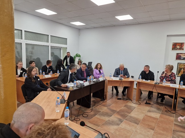 Народният изпълнител Георги Гьолски ще получи Почетен знак /плакет/ на община Радомир, реши Общинският съвет