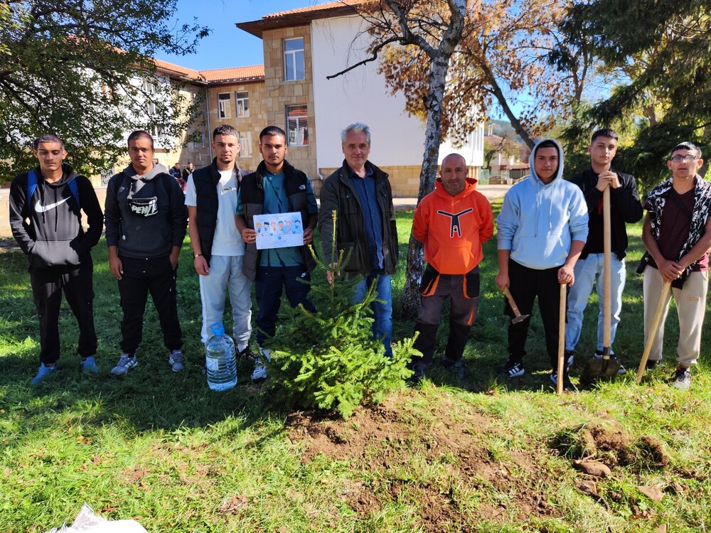 Ученици от Котел и Нова Загора засадиха фиданки в рамките на националната кампания „Бъди смел, бъди добър!“