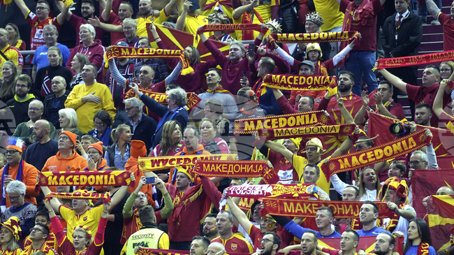 Прокуратурата на Северна Македония разследва скандирания с реч на омразата по време на баскетболен мач в Куманово; остри реакции от страната и чужбина