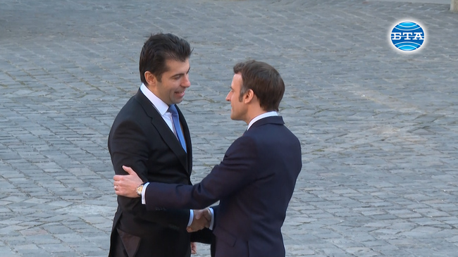 Премиерът Кирил Петков пристигна на срещата на върха на ЕС във Версай, посветена на Украйна