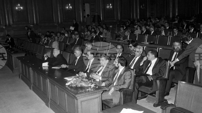 28 октомври 1992 г.: Първото правителство на СДС губи властта след поискан от парламента вот на доверие