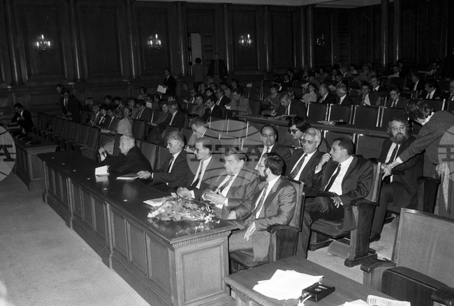 October 28, 1992: Bulgaria's First Non-communist Cabinet Resigns After Losing Confidence Vote