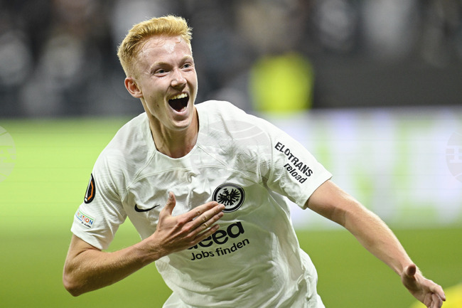 Реал Мадрид наблюдава шведския халф на Айнтрахт Франкфурт Хюго Ларсон за заместник на Тони Кроос