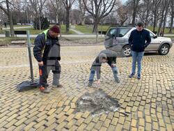 МРРБ взе проби за проверка на качеството на ремонтите в центъра на София