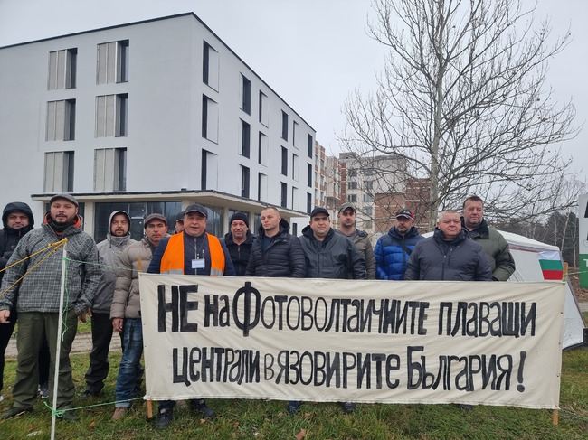Риболовци от Велико Търново протестираха срещу изграждането фотоволтаични плаващи централи в язовирите