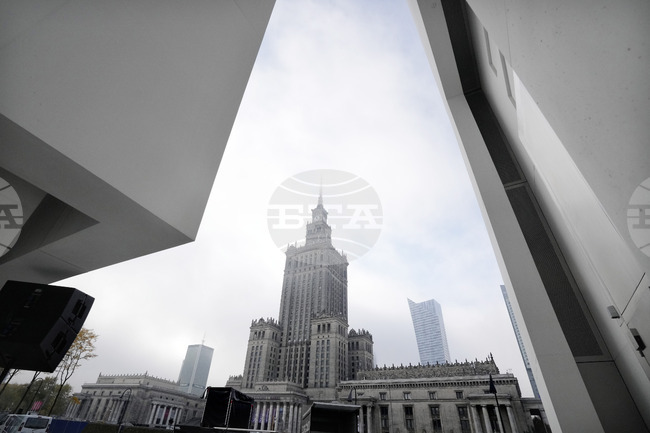 Седемдесет години по-късно небостъргачът, който Сталин „подари“ на Варшава, продължава да предизвиква силни чувства сред поляците