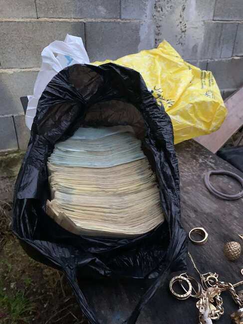 Апелативна прокуратура – Бургас: Районна прокуратура - Бургас задържа за срок до 48 часа мъж и жена, обвинени за кражбата на пари и накити на обща стойност 165 000 лева