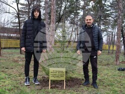 Хасково - Днес в парк Ямача бяха засадени коледни елхички. Инициативата е на Българска асоциация на хора с онкологични и други заболявания " Живот“ с председател Минка Арабаджиева.