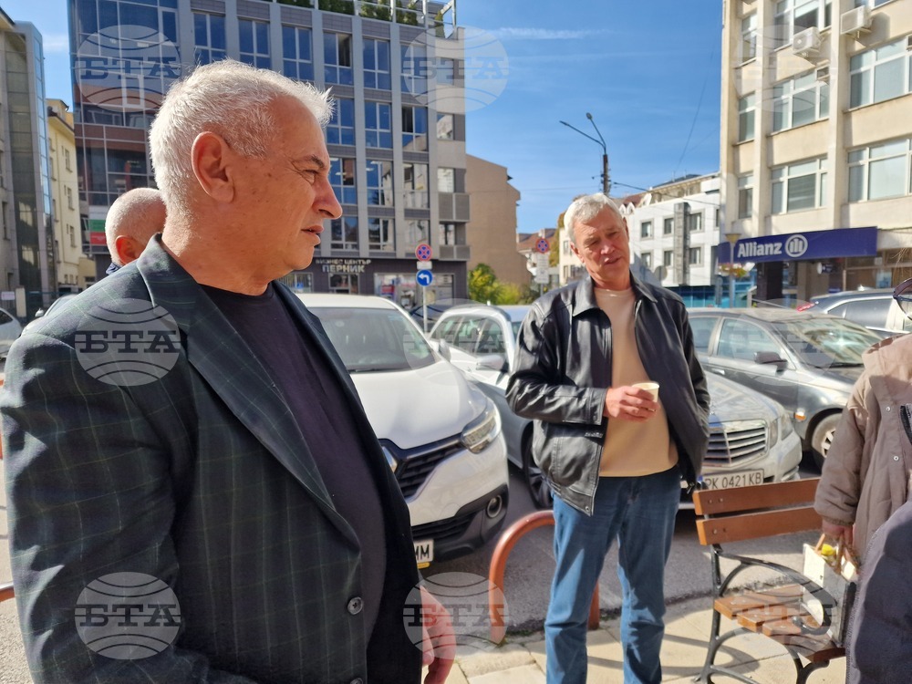 Адвокати от Перник се събраха на протест пред Съдебната палата в града заради процедурата за избор на главен прокурор