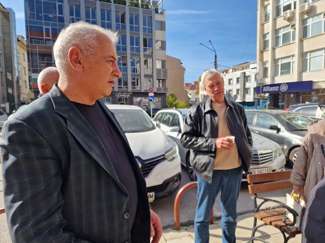 Адвокати от Перник се събраха на протест пред Съдебната палата в града заради процедурата за избор на главен прокурор