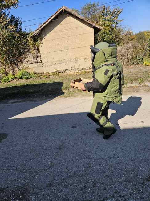 МО: Военнослужещи от Сухопътните войски обезвредиха невзривен боеприпас, открит в Област Плевен