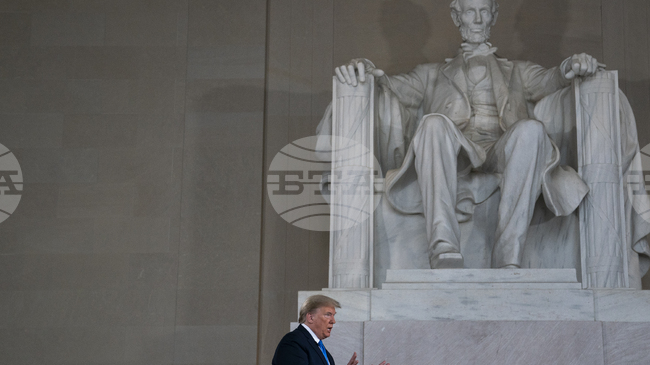 Карикатура на Доналд Тръмп, който сменя главата на паметник на Линкълн със своята, спечели германска награда