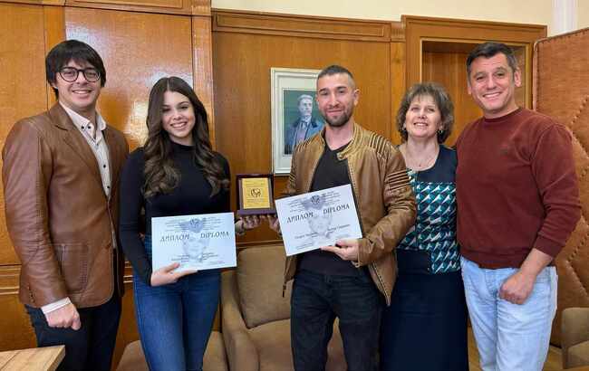 Община Плевен: Плакет и диплом за младата изпълнителка Гергана Карапанова и за Георги Чапанов от Лауреатски дни „Катя Попова“ 