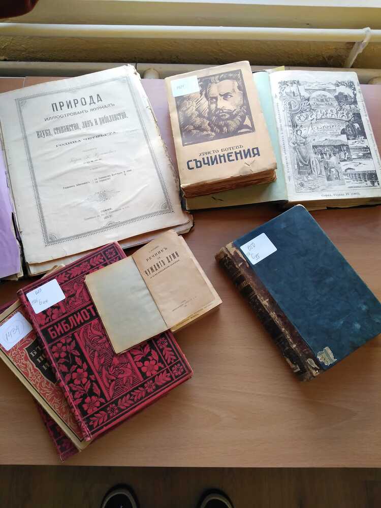 Библиотека „Зора” получи дарение, завещано от доайена на сливенските журналисти Димитър Петков - Боцмана