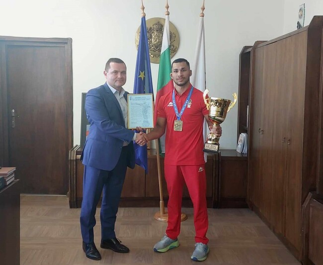 Кметът на Русе награди европейския шампион по бокс Радослав Росенов