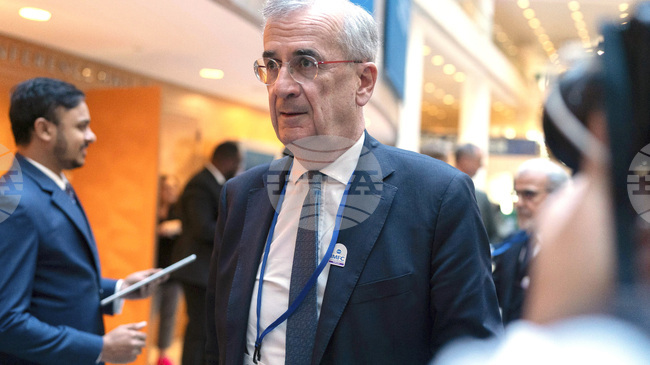 Вероятно няма да постигнем желания дефицит от 4,8 на сто в бюджета, заяви френският централен банкер