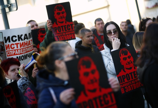 Граждани протестират пред МВР в София заради смъртта на 24-годишния моторист Момчил Георгиев