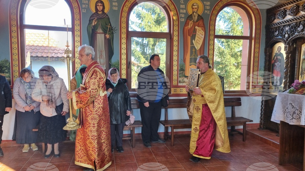 Предавайте на децата, разказвайте за светеца, за да може детската душа да не остане в мрак, призова в село Ловец отец Бисер Христов