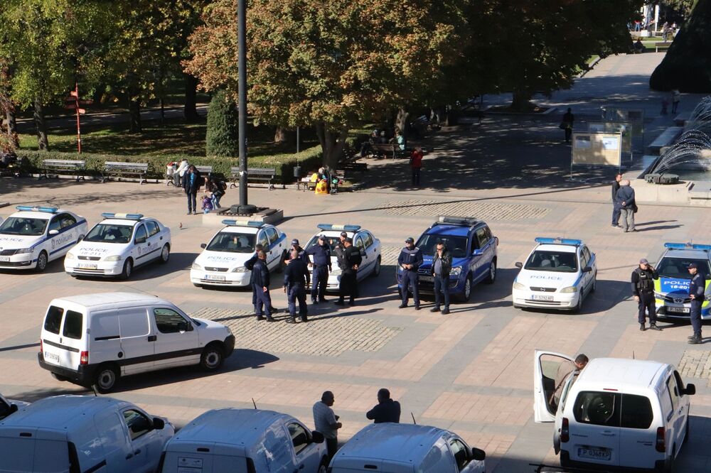 ОА Русе: Започна разпределянето по секции на изборните книжа, бюлетините и машините за утрешния вот в Русенско 