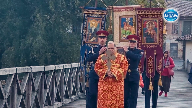 С литийно шествие започна празничният Димитровден във Велико Търново, където бяха чествани 839 години от въстанието на болярите Петър и Асен