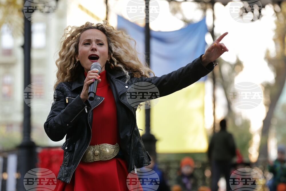 Деси Добрева представя новата си песен „Пуста младост”