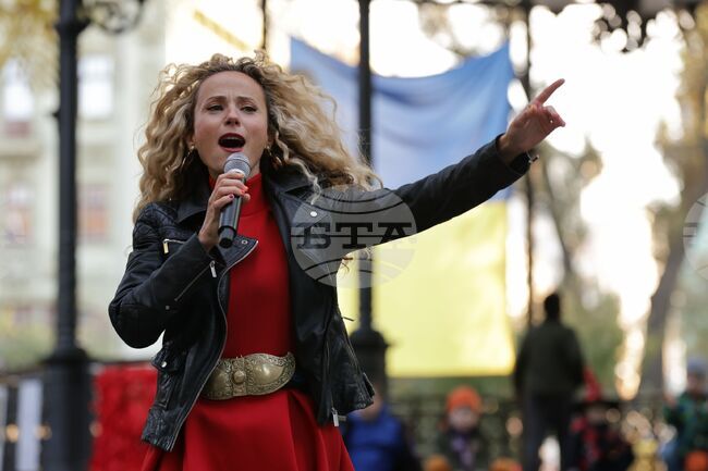 Деси Добрева представя новата си песен „Пуста младост”