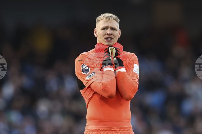 Нюкасъл привлече вратаря Аарън Рамсдейл и направи оферта за нападателя Бенямин Шешко