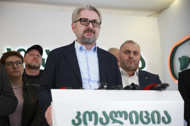 Лидерът на една от опозиционните партии в Грузия е бил пребит до безсъзнание и задържан от полицията в Тбилиси