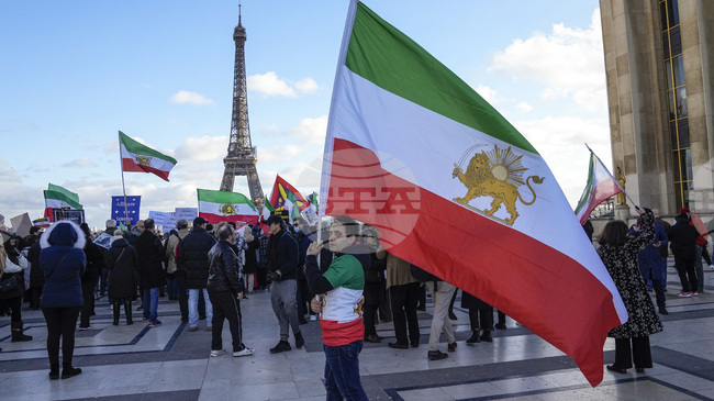 Знамето на Иран от времето на шаха бе поставено за кратко на посолството на страната в Лондон