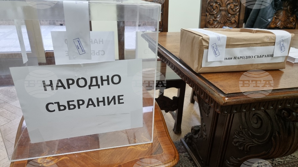 На 18 години е най-младият избирател, гласувал в единствената ни секция в Румъния; най-възрастният е на 81
