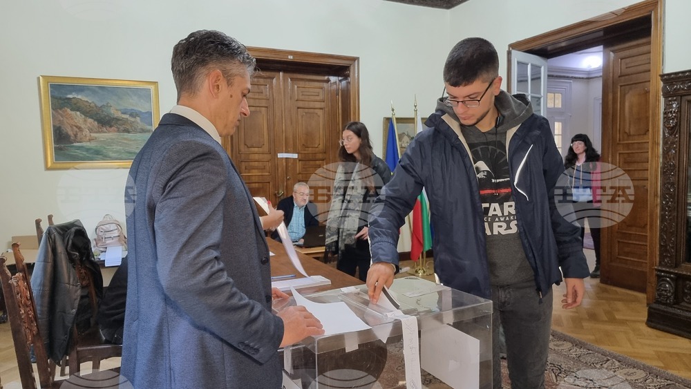 18-Year-Old Is Youngest Voter in Bulgarian Elections in Bucharest, 81-Year-Old Is Oldest