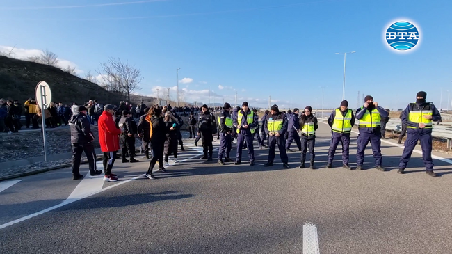 С обещание за среща с отговорните институции приключи протестът на жители от шест благоевградски села, който блокира пътни участъци