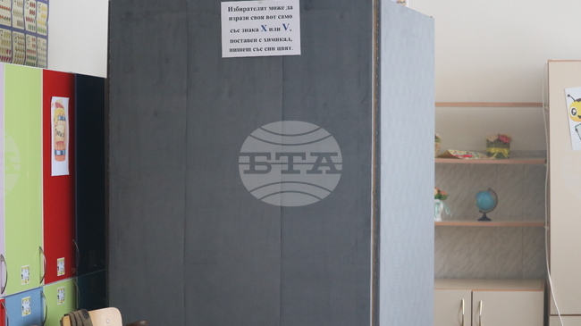 Според Обществения съвет към ЦИК Министерският съвет прехвърля отговорността за параваните за гласуване върху общините