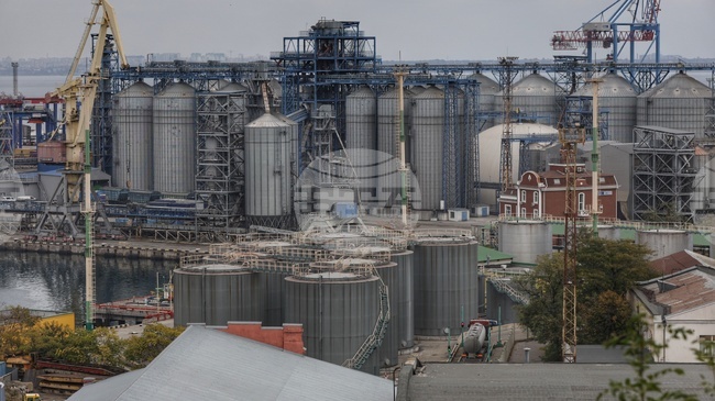 Руснаците атакуваха пристанищната инфраструктура в Одеска област, един човек е пострадал, съобщи украинският вицепремиер Олексий Кулеба 