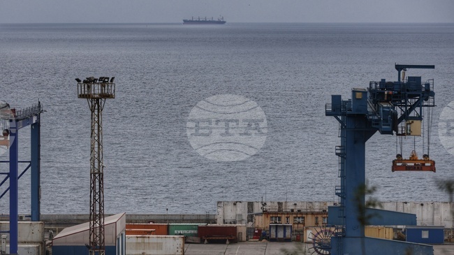 Един човек е ранен при руска атака с дронове по пристанищната инфраструктура и индустриални обекти в Одеска област