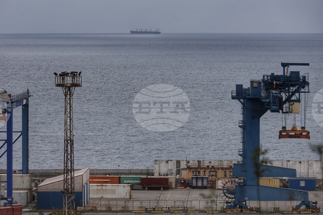 Един човек е ранен при руска атака с дронове по пристанищната инфраструктура и индустриални обекти в Одеска област