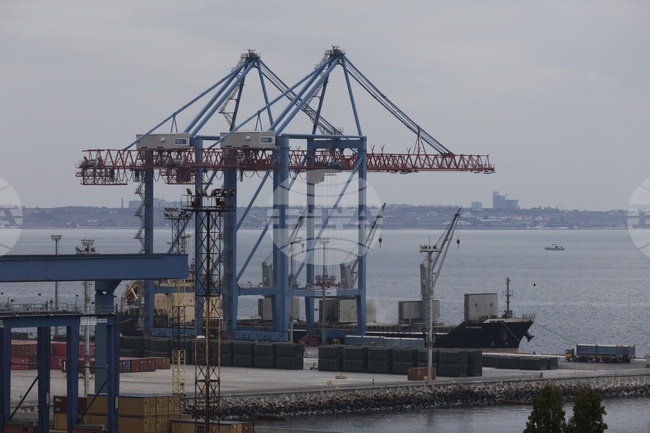 Един човек загина, а осем са ранени в резултат на удари с балистична ракети днес по пристанището в Одеса, съобщи областният управител