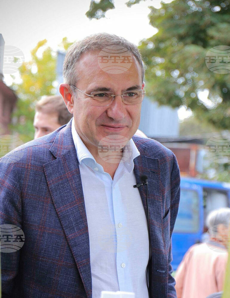 Председателят на парламентарната група на "БСП за България" Борислав Гуцанов гласува