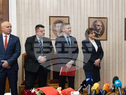 Снимка: Прессекретариат -  Държавният глава връчи мандат за посочване на кандидат за министър-председател на ПГ на "БСП за България"