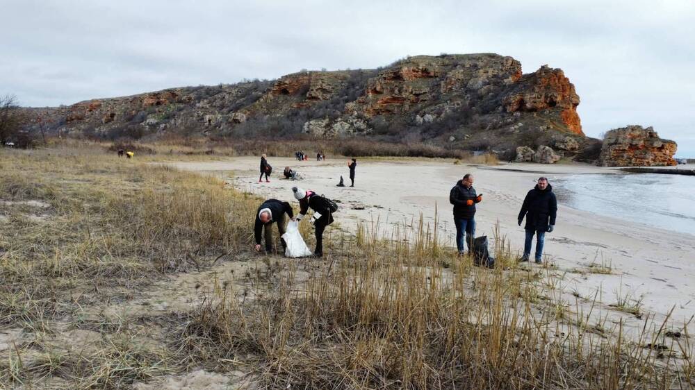 МОСВ: Заместник- министър Петър Димитров се включи в почистване на „Болата“