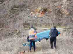 Снимка: Министерство на околната среда и водите - Заместник- министър Петър Димитров се включи в почистване на „Болата“