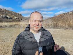 Снимка: Министерство на околната среда и водите - Заместник- министър Петър Димитров се включи в почистване на „Болата“