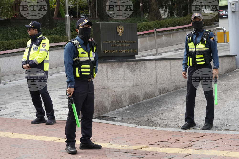 Южна Корея е поискала от руското посолство в Сеул да свали от фасадата на сградата си плакат с надпис "Победата ще бъде наша"