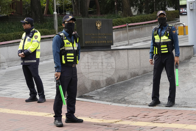 Южна Корея е поискала от руското посолство в Сеул да свали от фасадата на сградата си плакат с надпис "Победата ще бъде наша"